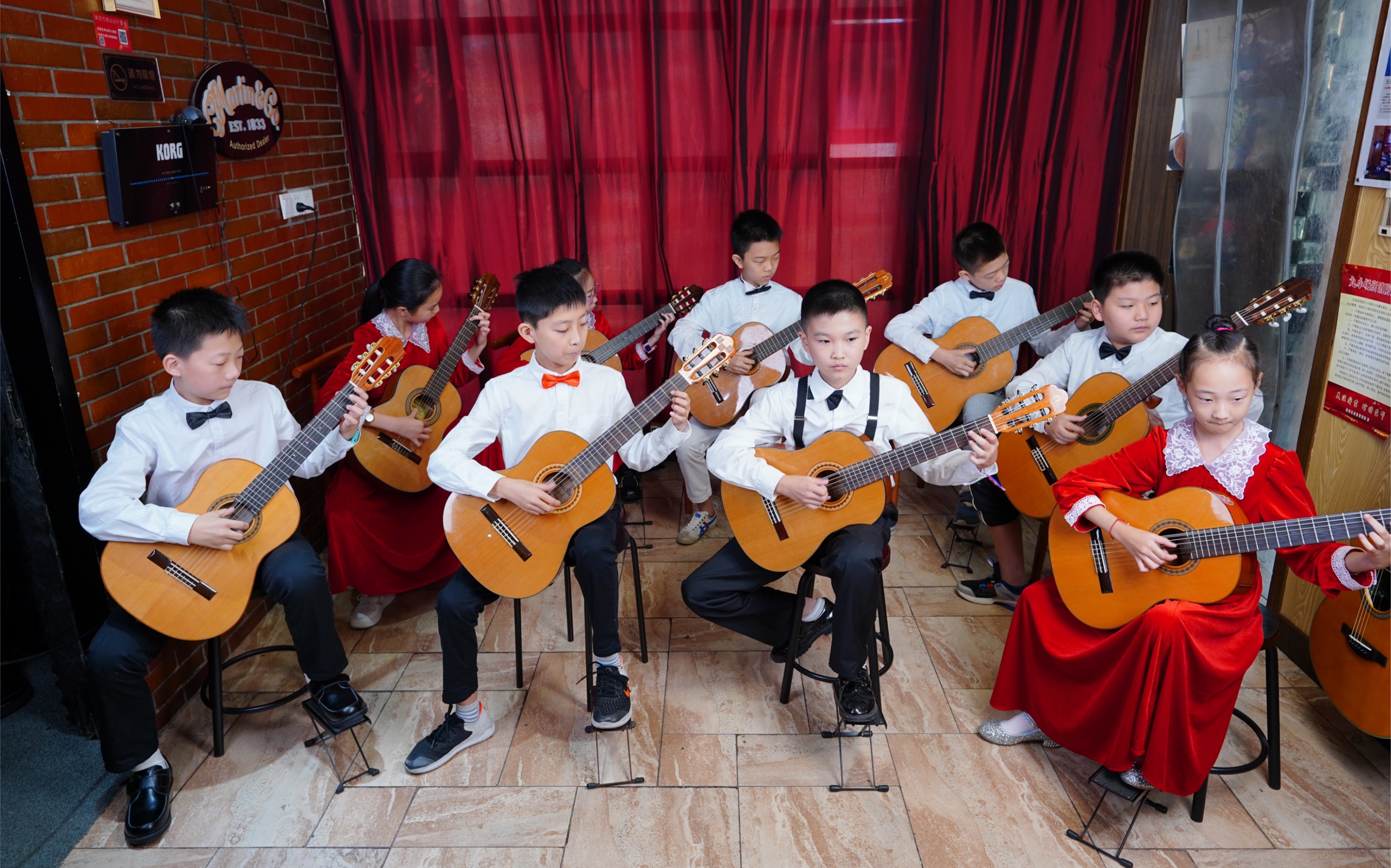 来自小学生的古典吉他齐奏《梦中的婚礼》_哔哩哔哩_bilibili