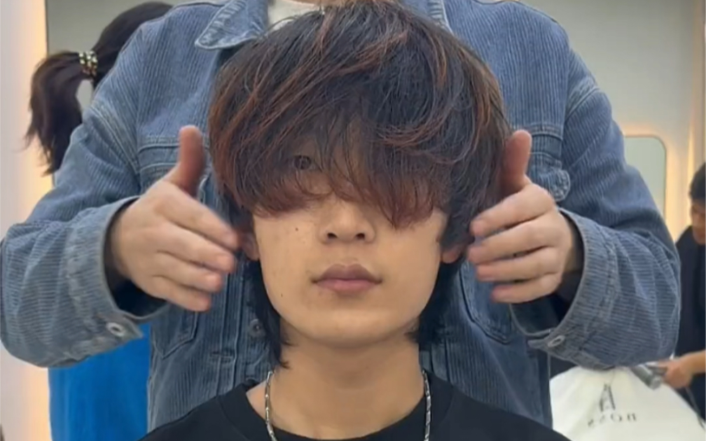 剪掉小伙留了半年的长发改变后是真的帅