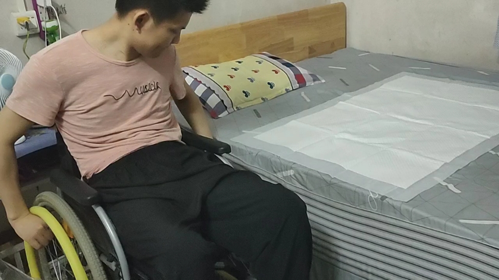 四肢瘫的日常是从脱鞋结束的