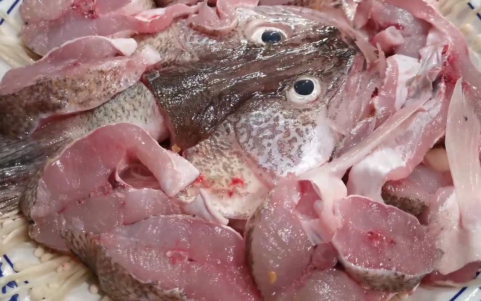 加拿大餐厅大厨教你做:蒜蓉粉丝蒸碧古鱼 鱼肉鲜嫩,粉丝爽滑,蒜香十足