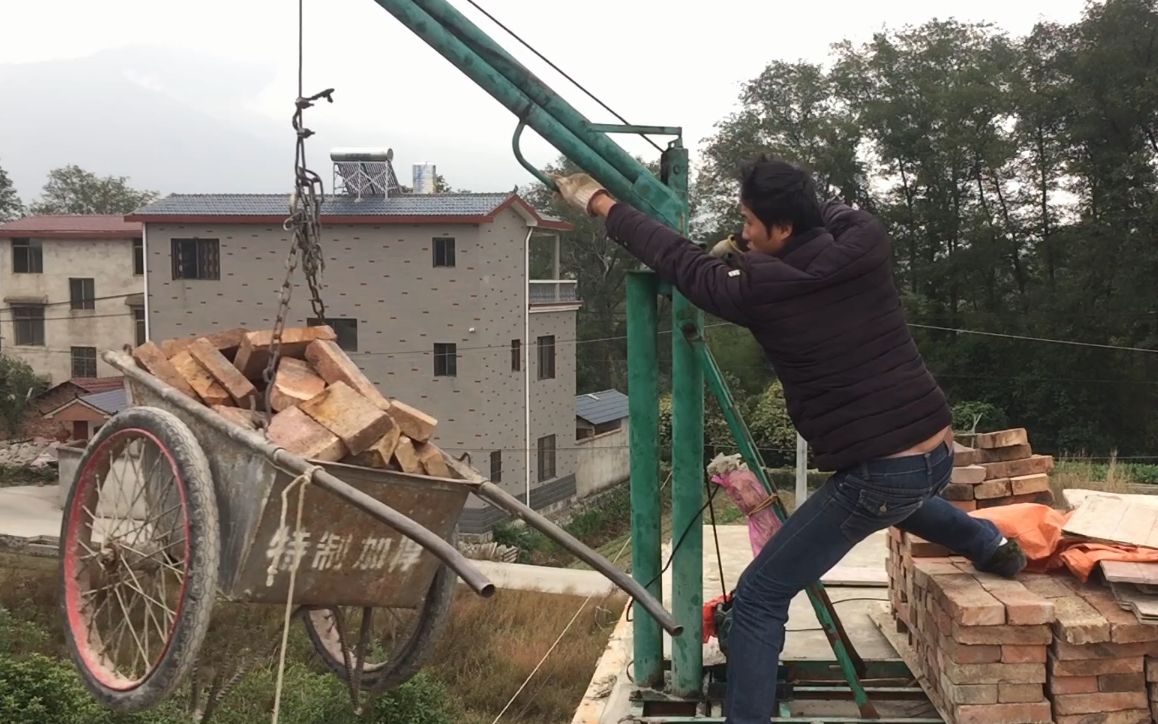 农村小伙在工地上吊砖,一天400块工钱直呼不想干,啥情况?