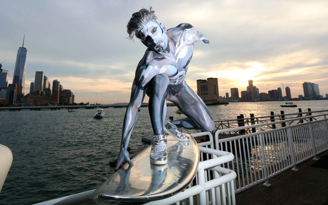 身披银色太空服在纽约街头史诗级冲浪 连路过的警察都忍不住停下来