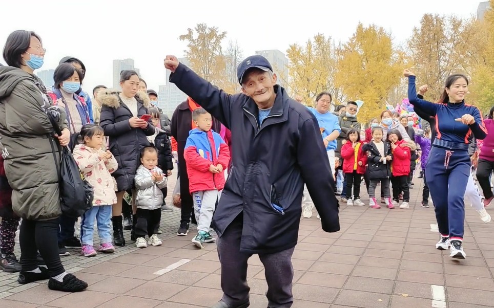 成都帅哥美女跳广场舞70岁大爷成功抢镜背景音乐真好听