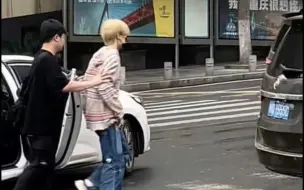 Télécharger la video: 张真源的私服真的好帅 好有范 这几步路走得我灵魂都被帅飞了