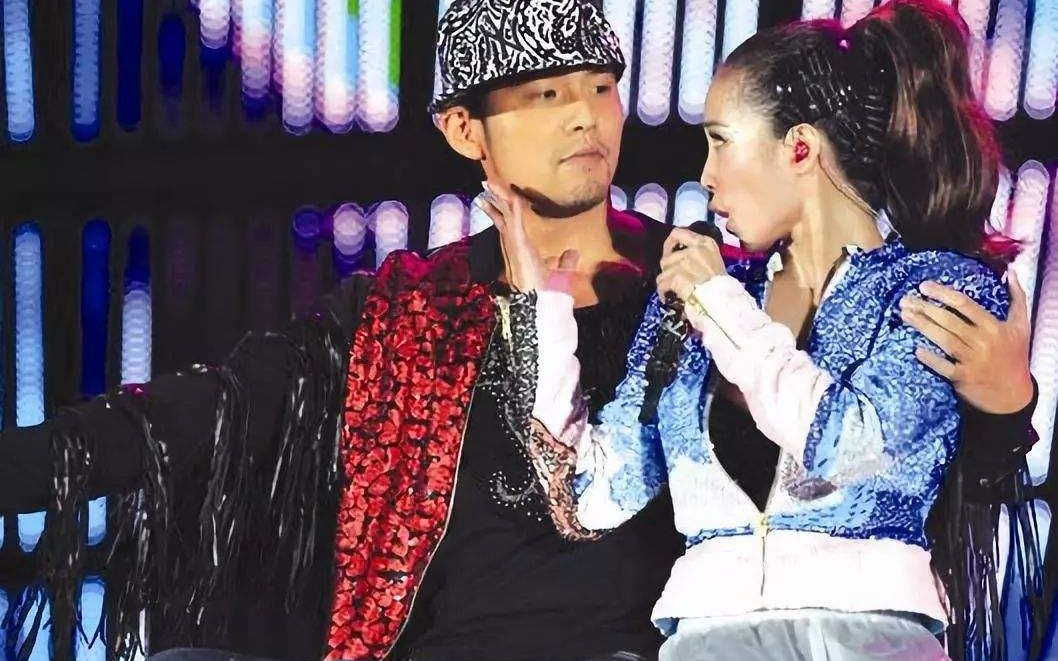 周杰伦强吻蔡依林的画面首次曝光