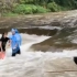 （完整视频）9月11日，广西南宁上林县。一家四口在桥底下拍照玩耍，突遭山洪被困水中寸步难行。周围群众上前救援，两名好汉合