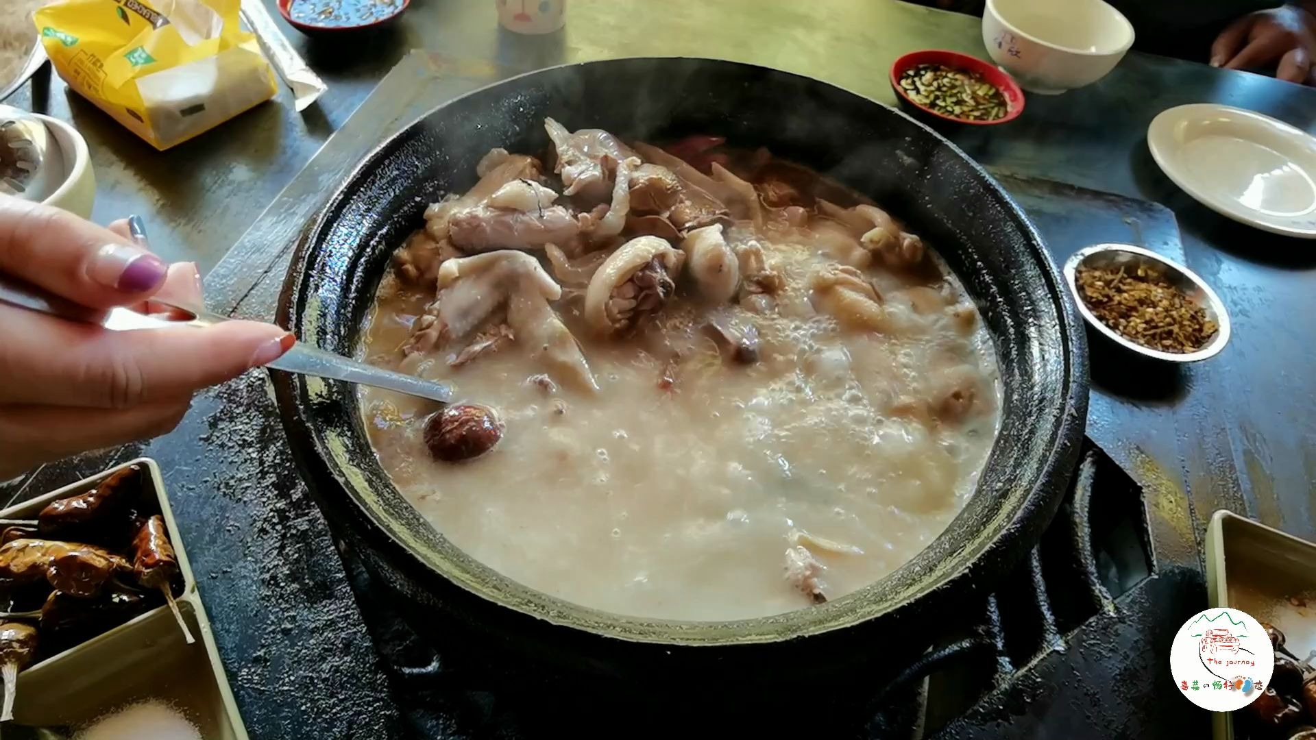 在香格里拉四人吃了两只味道鲜美的尼西黑陶土锅鸡,煮鸡的秘方往下看