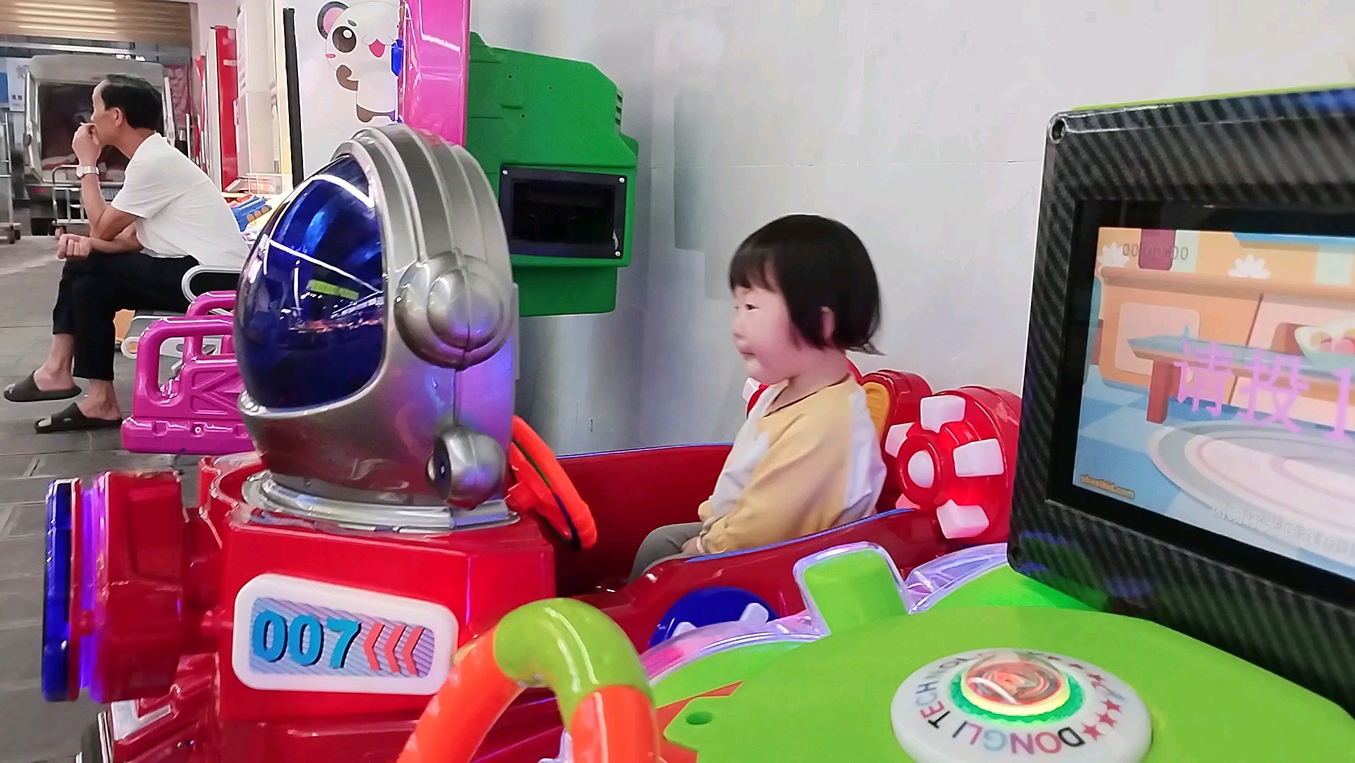 你说她喜欢坐摇摇车吧,她有没有多喜欢,说她不喜欢呢,每次出来高低得