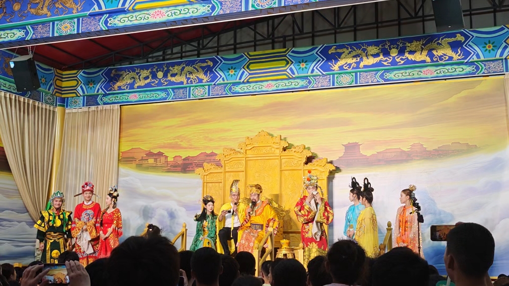 长春动植物园夜场搞笑玉帝角色扮演，群仙乱舞