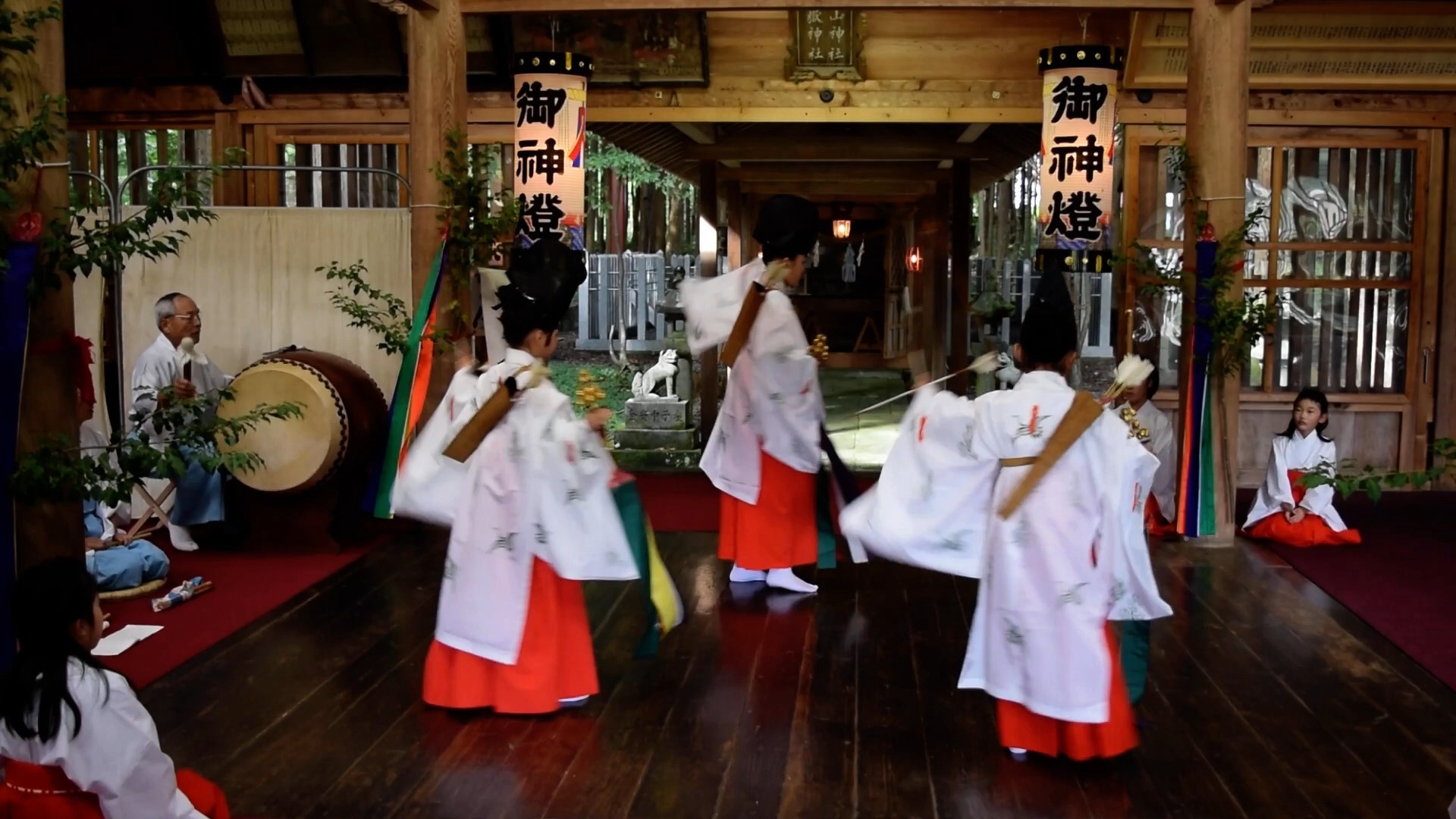 白山神社『巫女舞』