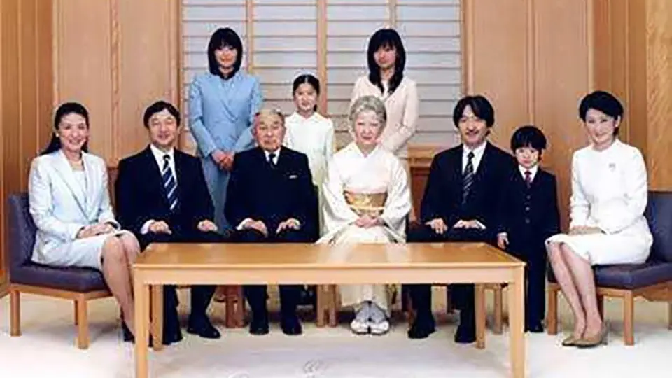 日本天皇家族，竟都得了同一种病，每次拍照都交代别拍侧面_哔哩哔哩_ 