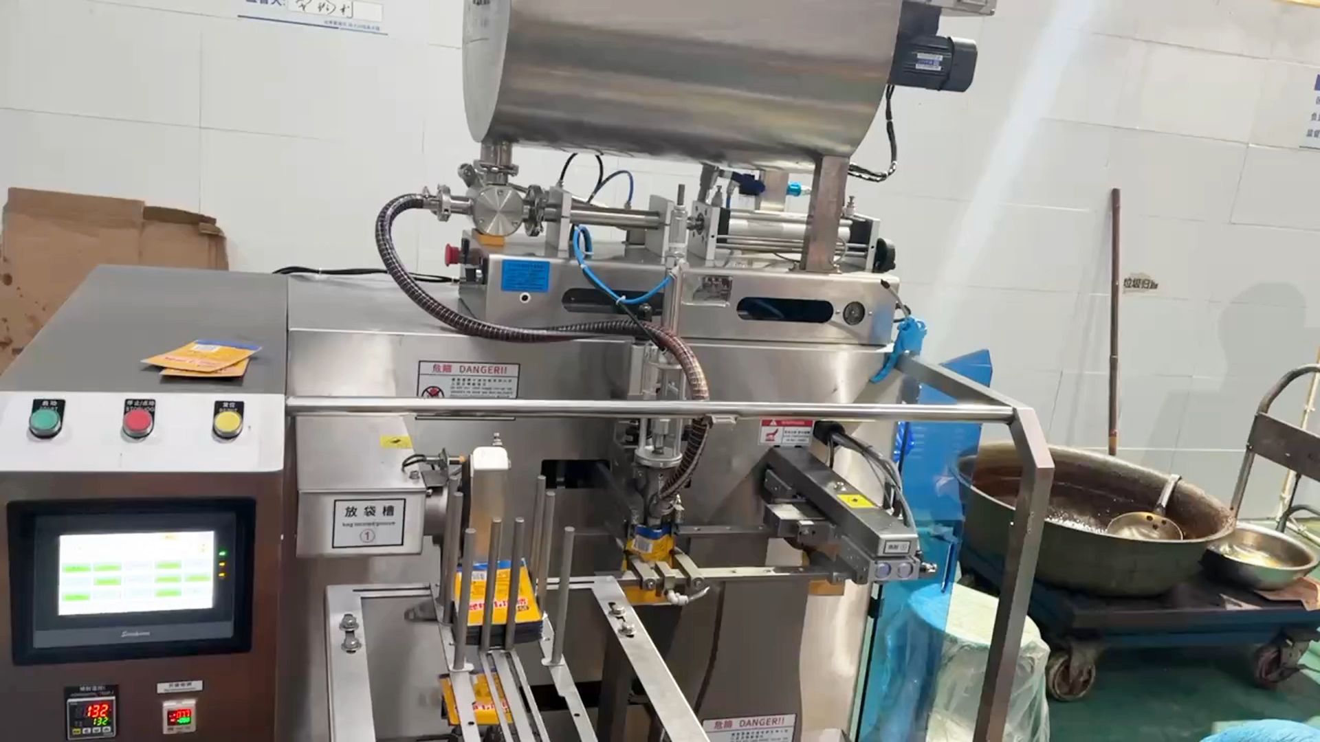 辣酱给袋式包装机 甜面酱沙拉酱给袋机 剁椒酱全自动称重分装机