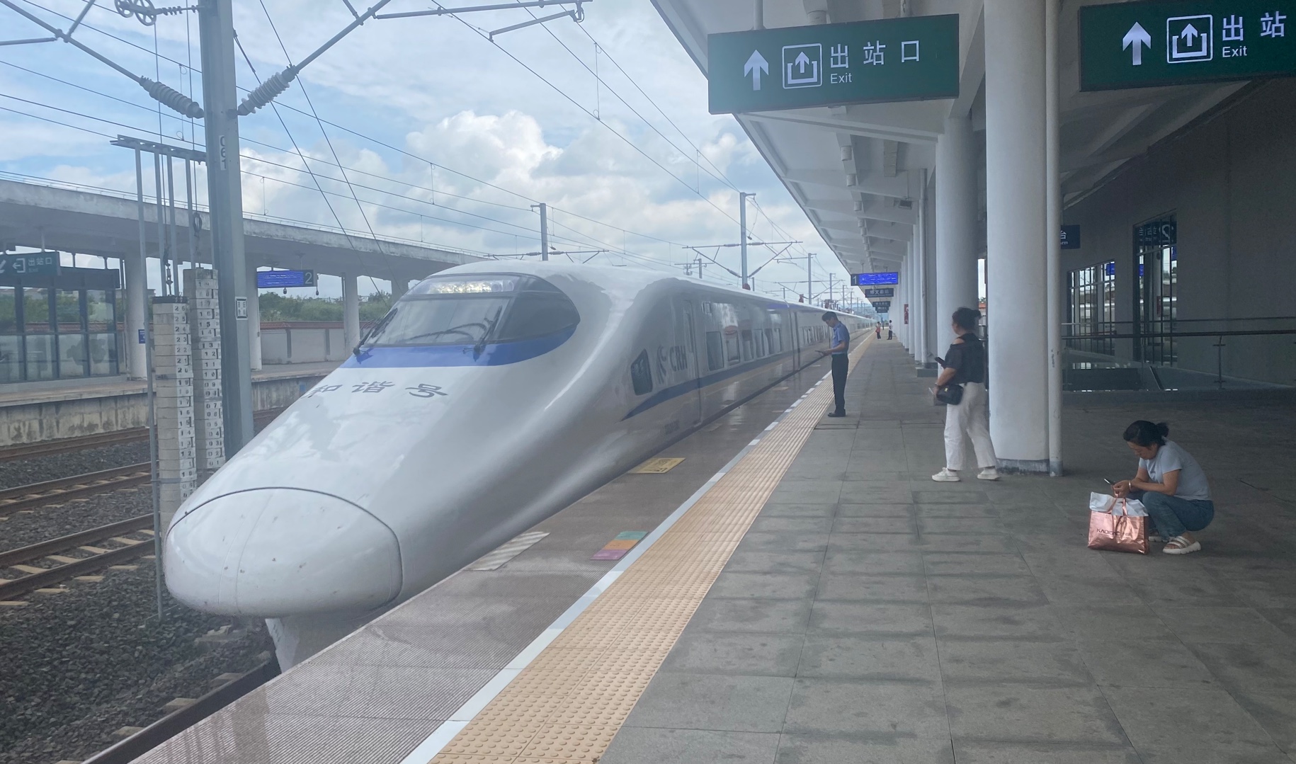 d8587次列车(遵义站-六盘水站)本务成局贵段crh2a-2363修文县站出站