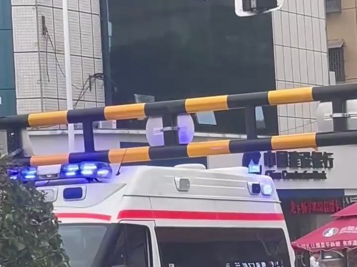 广东一救护车被限高杆卡住, 12345:会派送部门了解