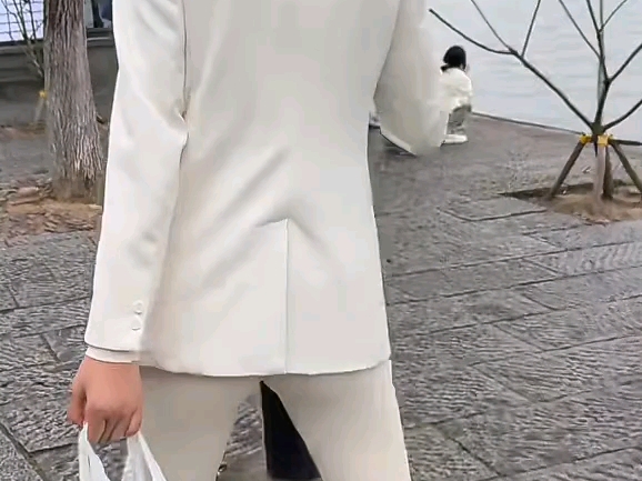 小梁女士