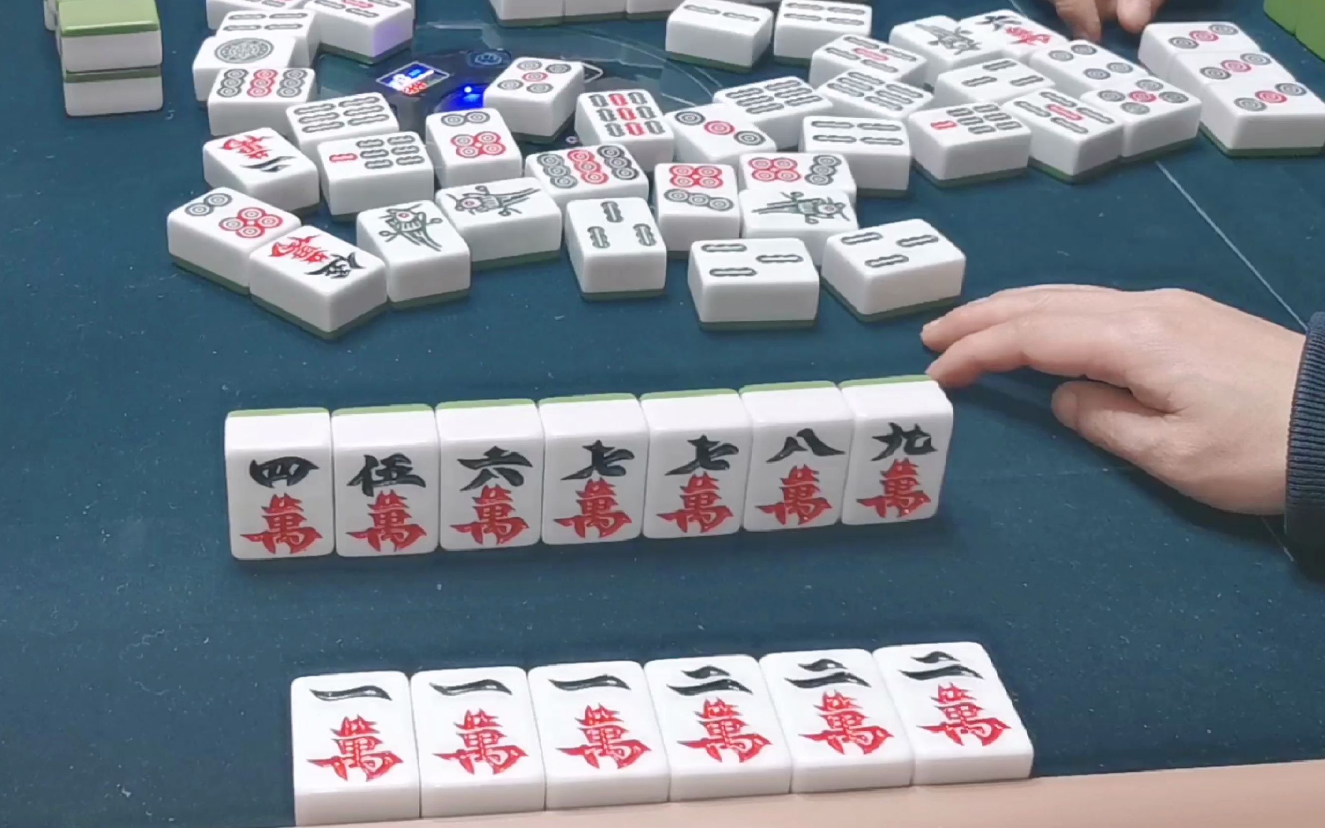 四川麻将:一把烂牌打成海底捞,自摸关两家极品,这把打得真舒服