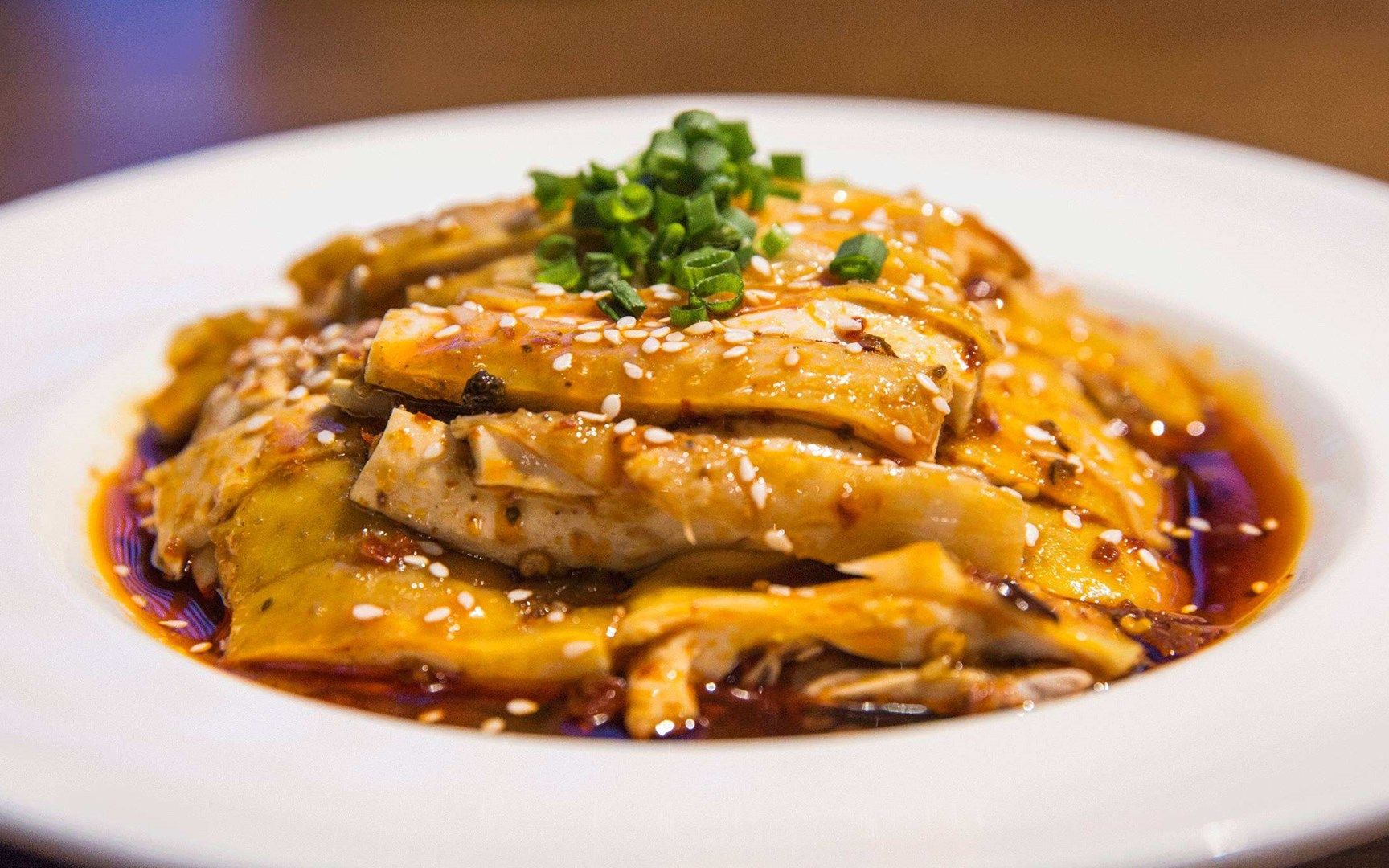 四川经典口水鸡做法大揭秘,红油飘香麻辣爽,上桌连汤汁都不剩_哔哩