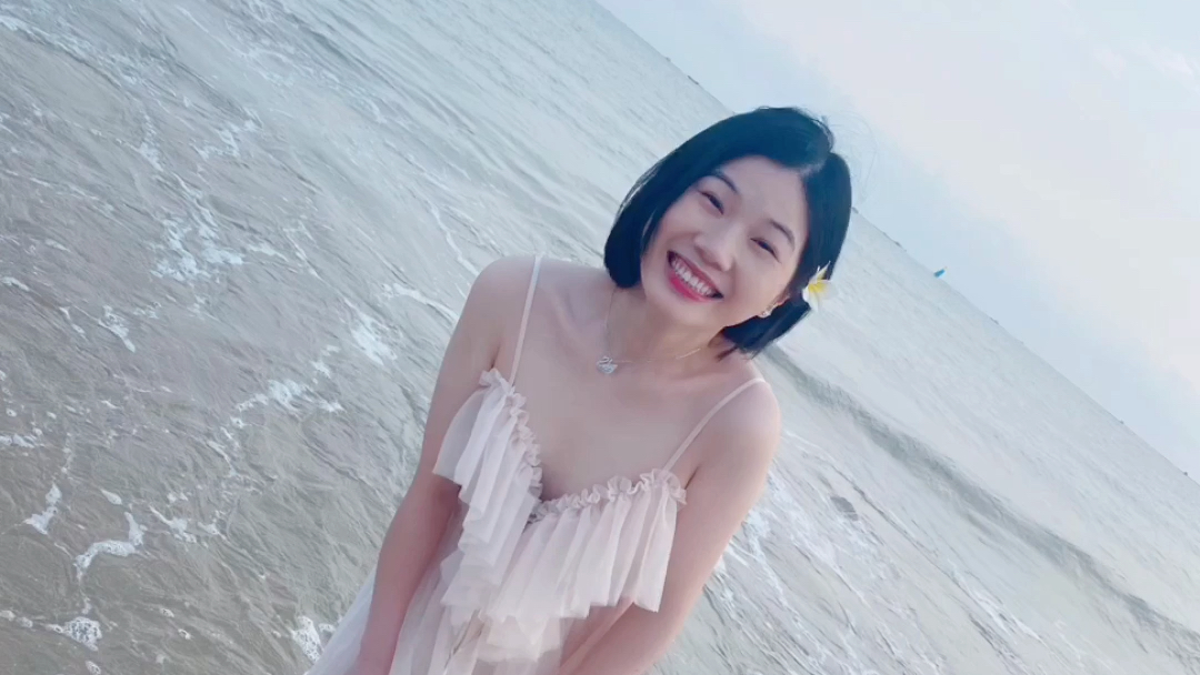 嘉玲妹儿vlog嘉玲妹身材也太棒了吧好漂亮的海滩啊啊