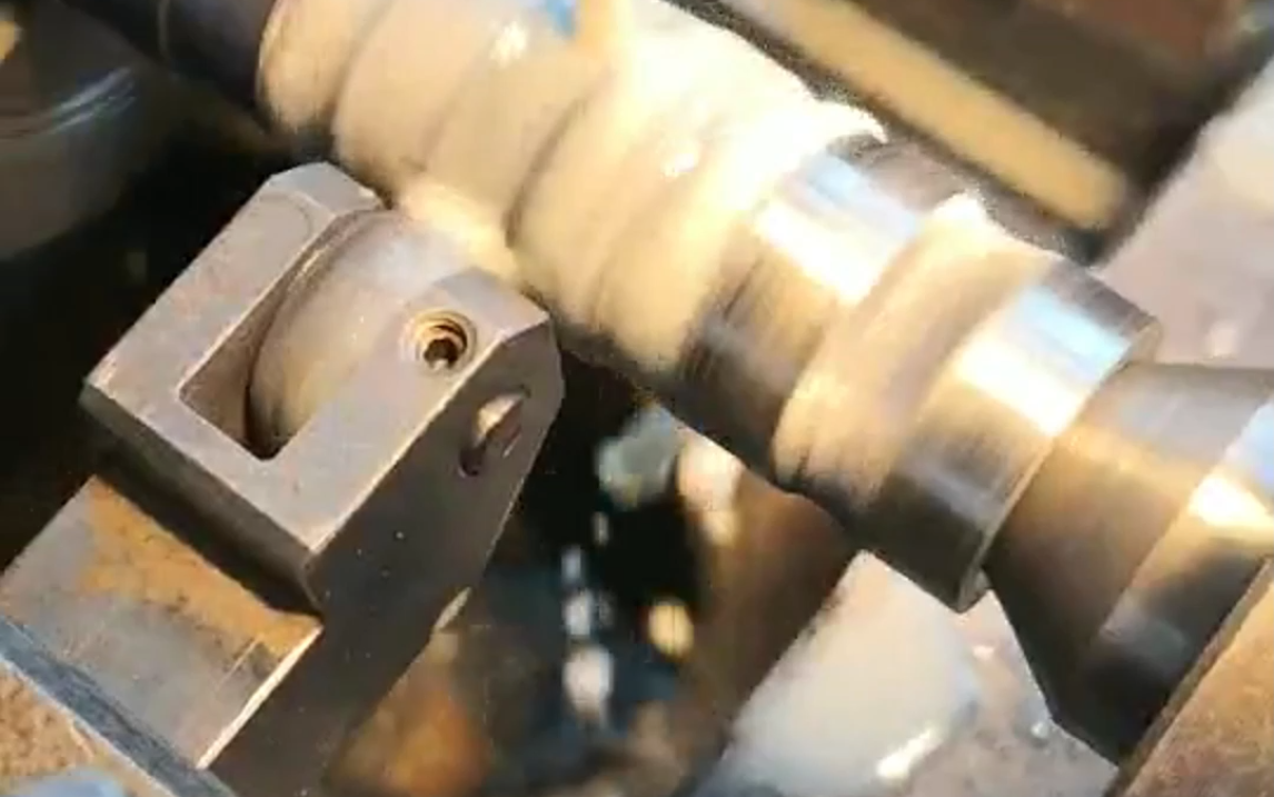 这把挤压滚花刀,让我想起二十年前第一次做滚花刀柄,当时买的不稳定