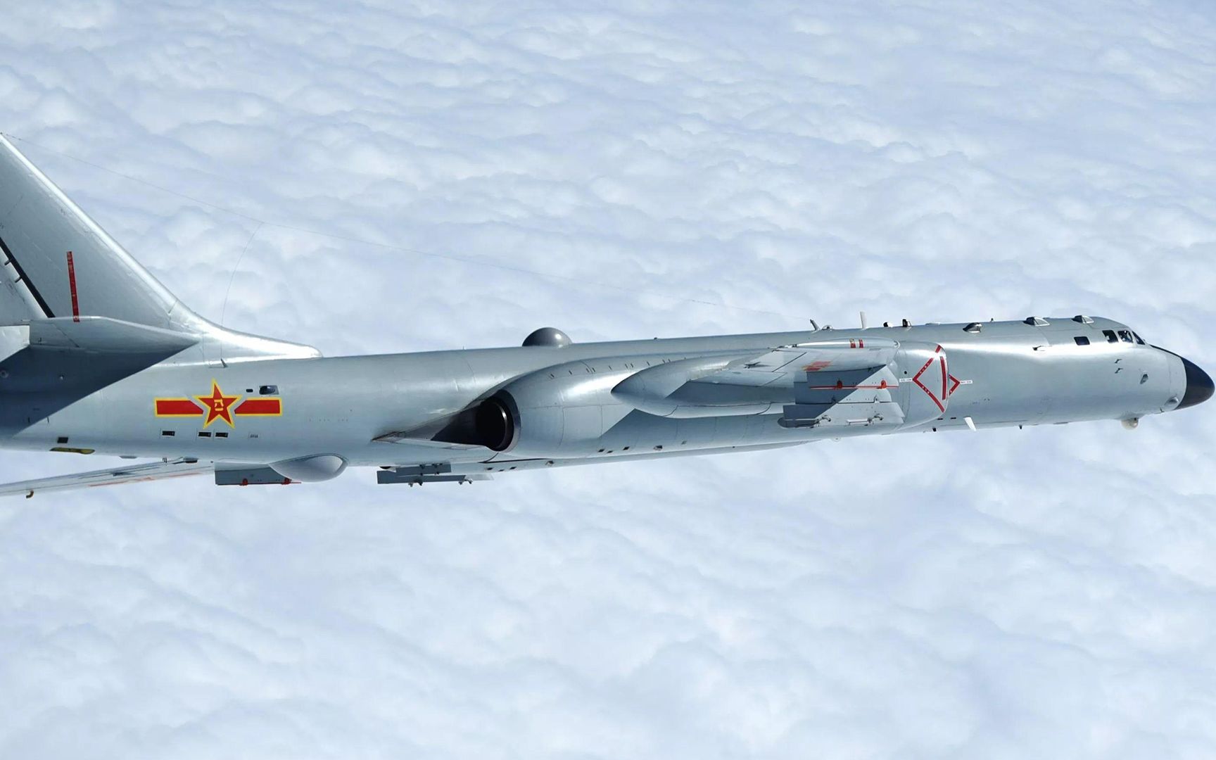 中国海军航空兵,轰6型轰炸机,进行实弹轰炸训练!