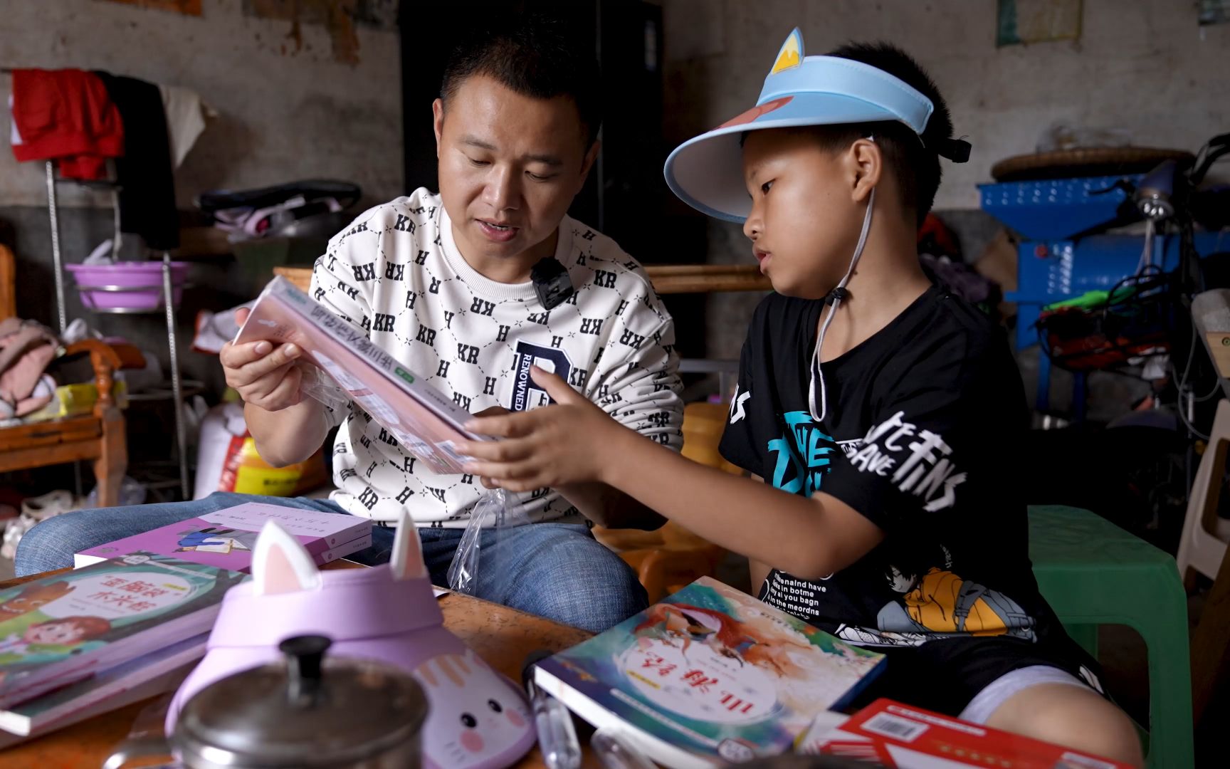 两兄妹作文和英语不好,小伙买书籍去看望,并叮嘱一定要好好学习哔哩哔哩bilibili