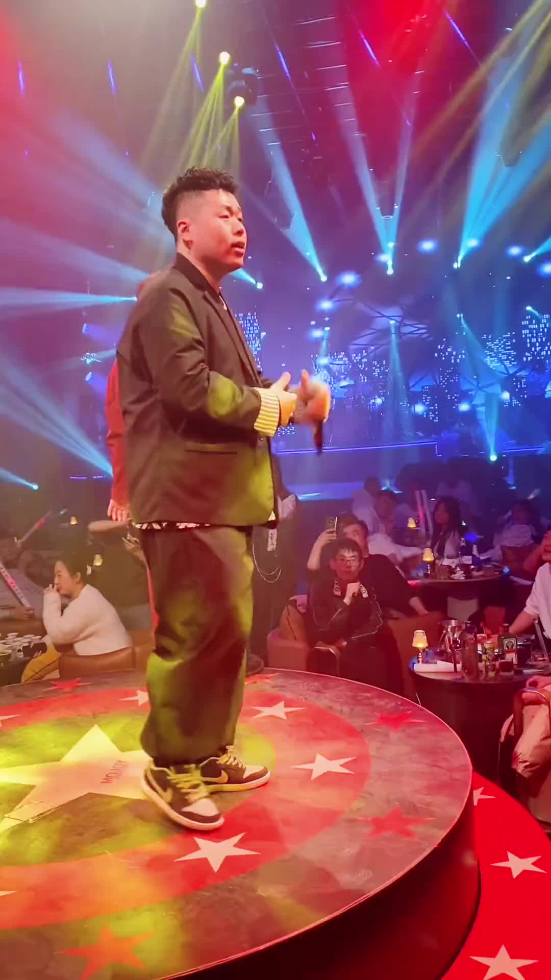 惊醒得凌晨往往比失眠的夜晚更难熬我这一生演出现场半吨兄弟老二