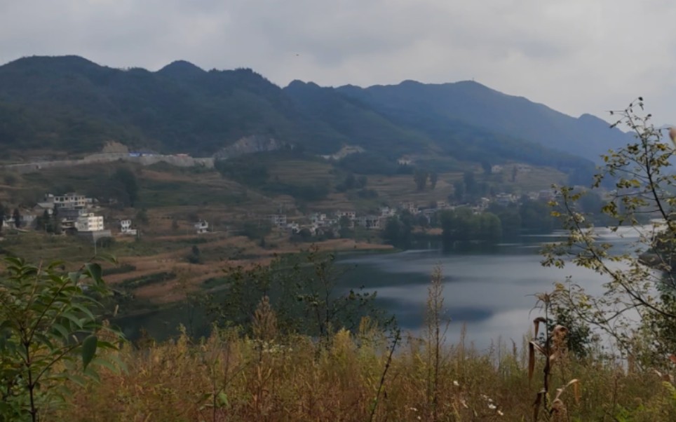 千里來龍八尺結穴,逆水朝堂回龍顧祖,左旗右鼓,天馬在堂