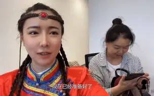 Tải video: 草原女汉子学生装打扮,偶遇小迷妹一把搂怀里,一起再喝杯青春的酒