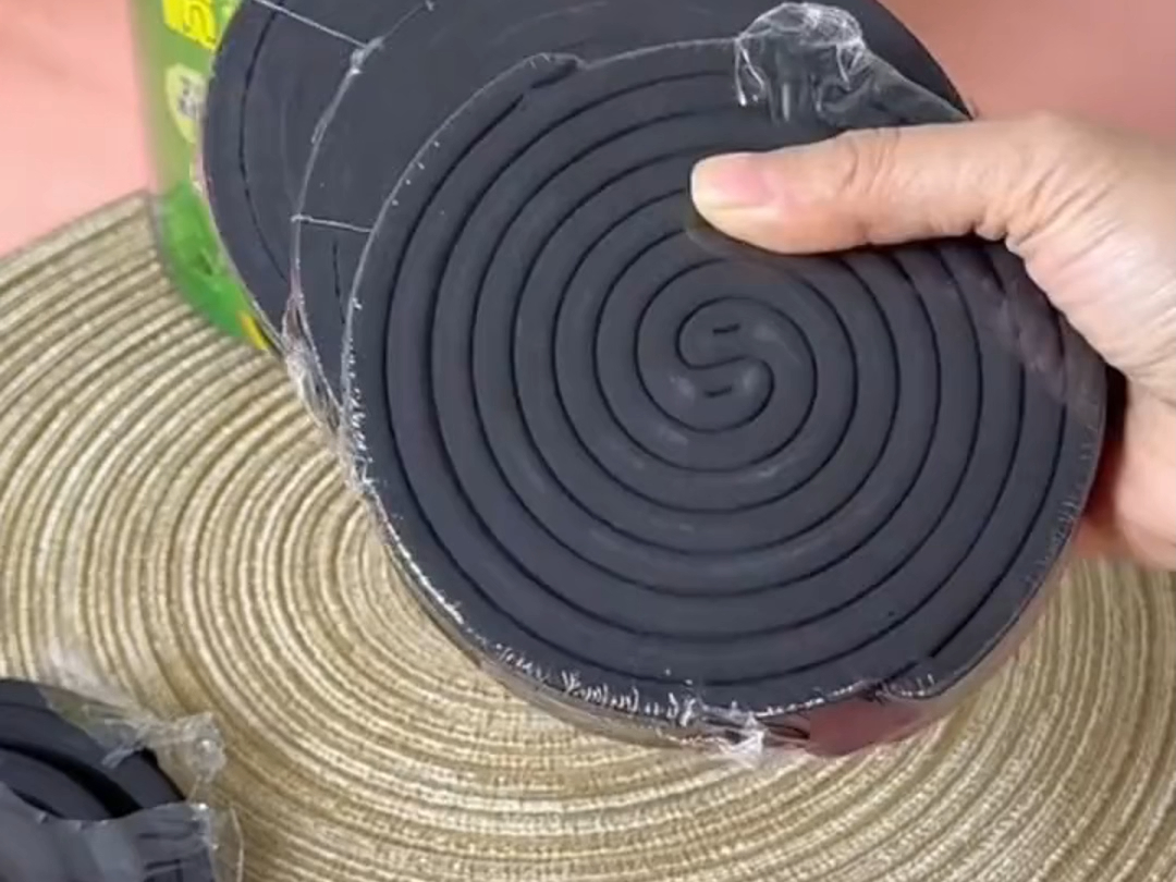 夏天到了,家里,办公室有蚊子啊,就点上我们这款艾草蚊香,能有效的驱蚊