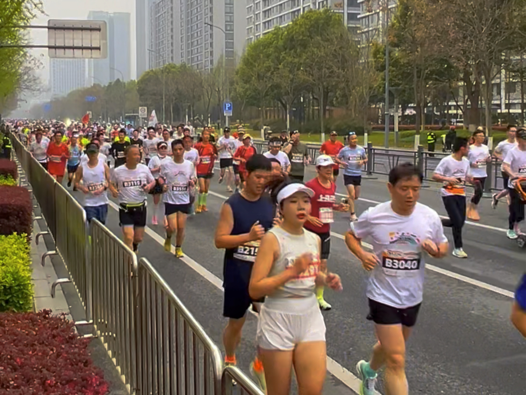 2024德清半程马拉松今天上午7:30鸣枪开跑!来自全国各地的8000名马拉松爱好者从浙江德清地理信息小镇运动中心出发,奔跑21. 0975公里.哔哩哔哩...