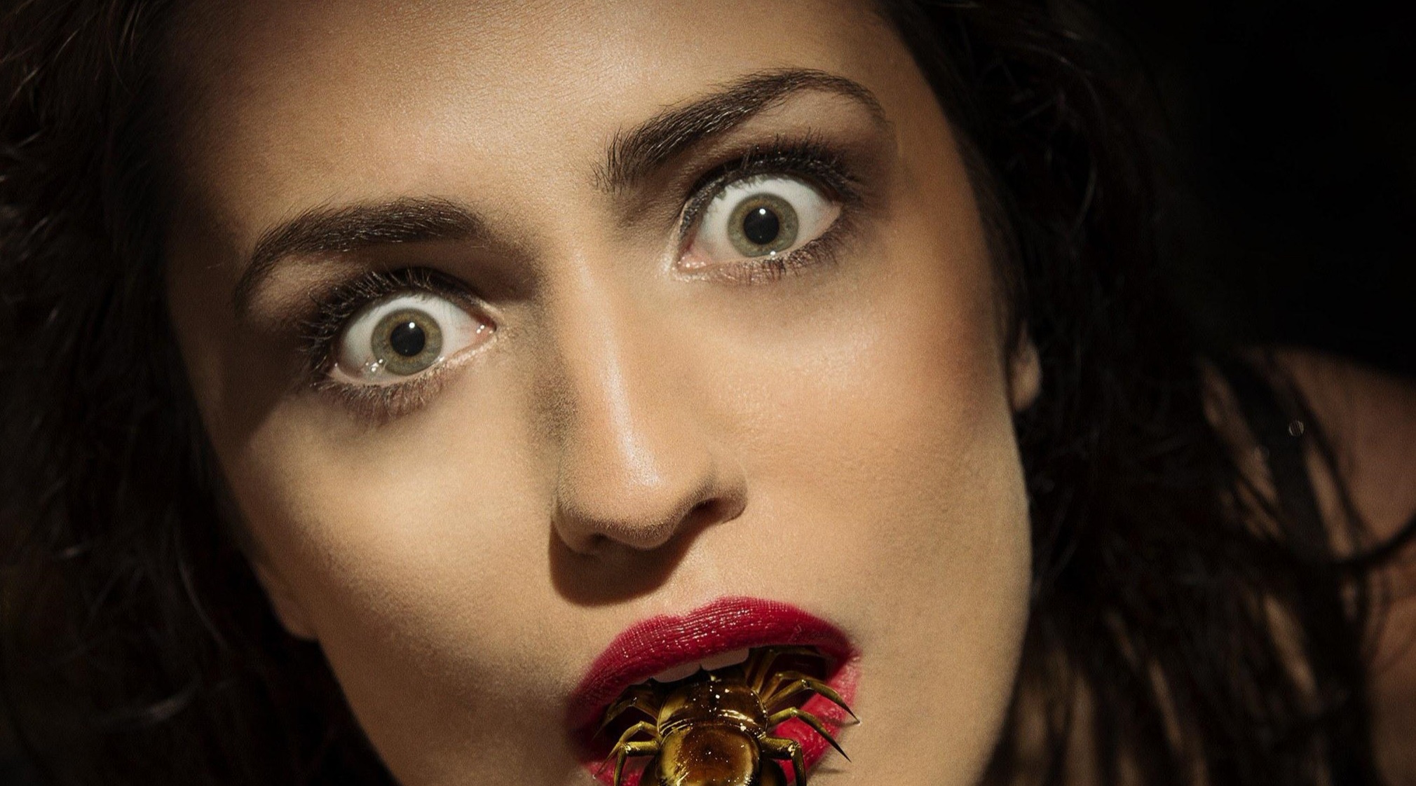 女子外出游玩被叮咬,回家后身体发生变异,身边的人纷纷遭殃