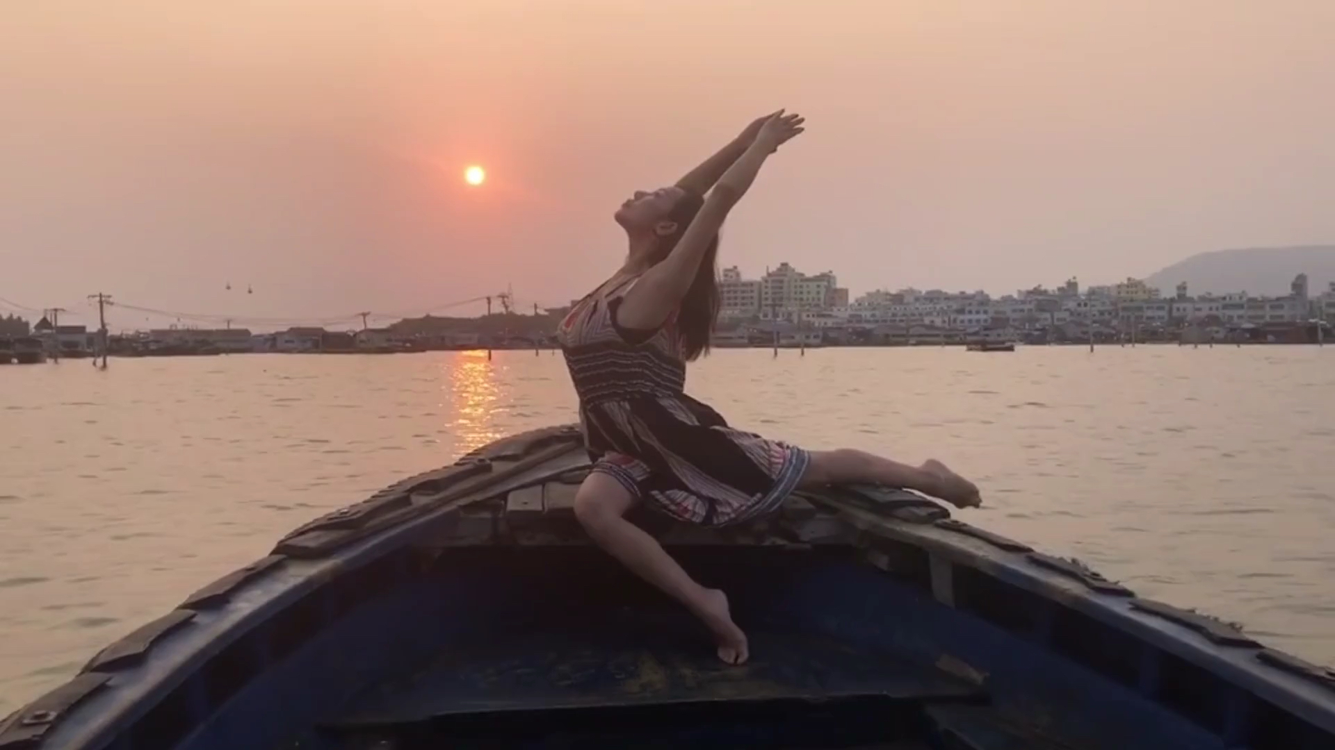 东北女孩在海南陵水夕阳下,随风起舞,感受疍家人的风采哔哩哔哩bilibili