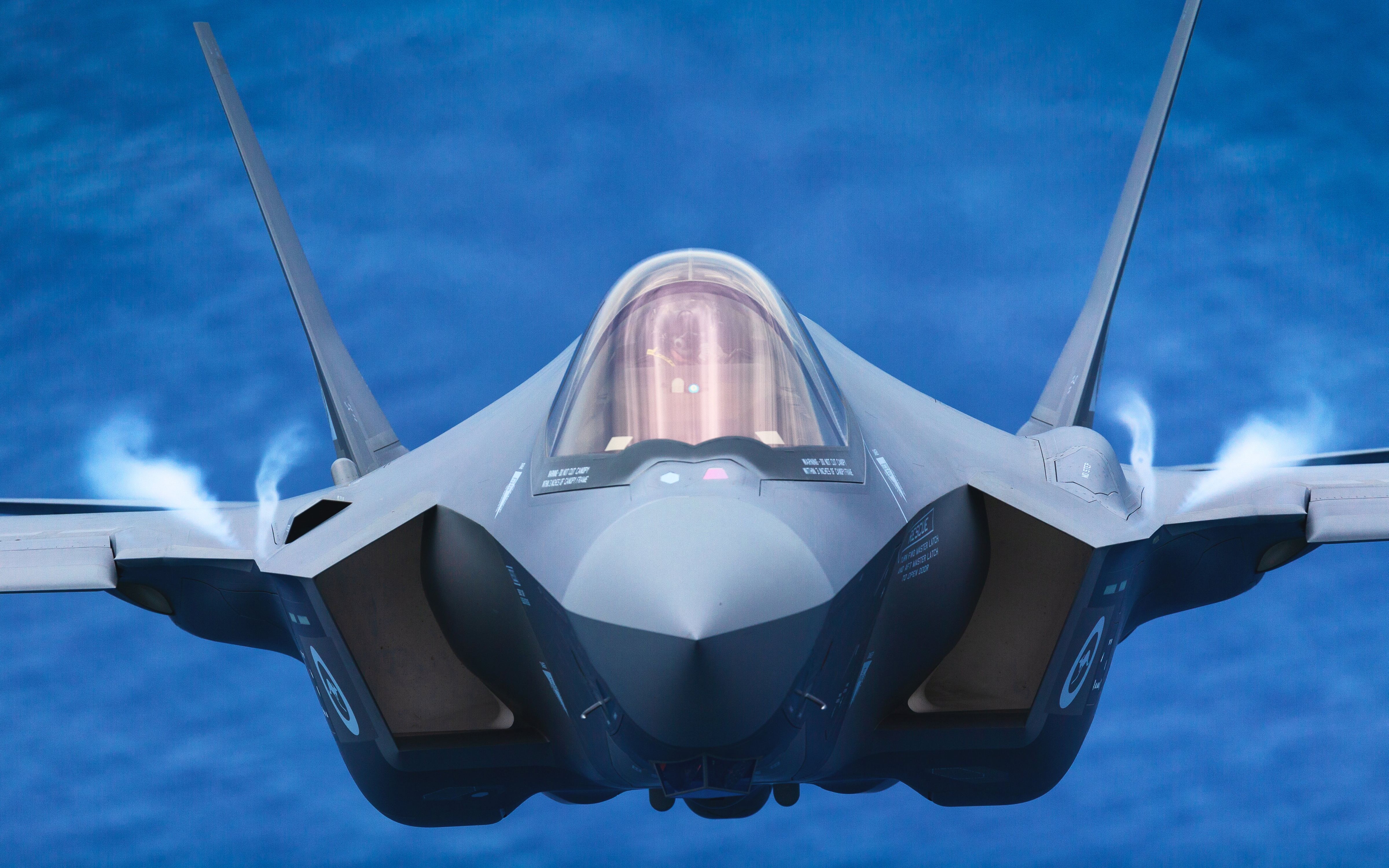 荷兰空军3架f-35战斗机在volkel空军基地着陆