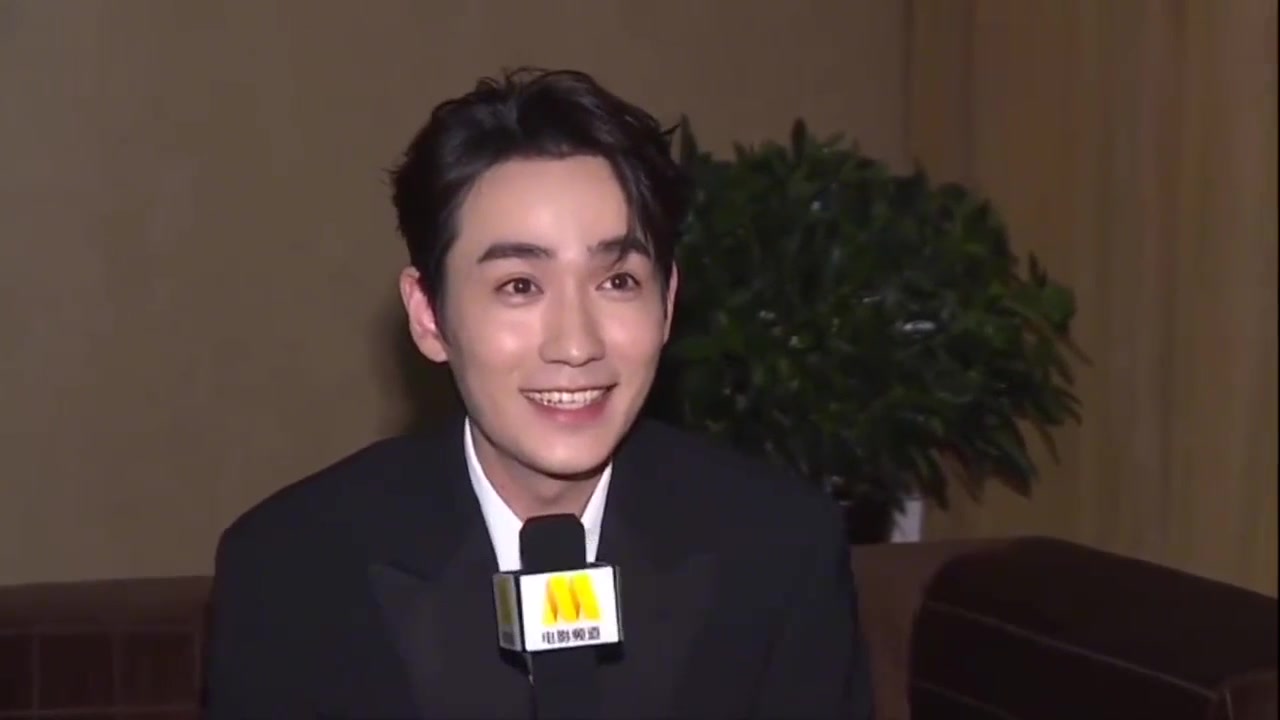 央视记者也耍宝,朱一龙被"调戏"!采访现场笑死人!