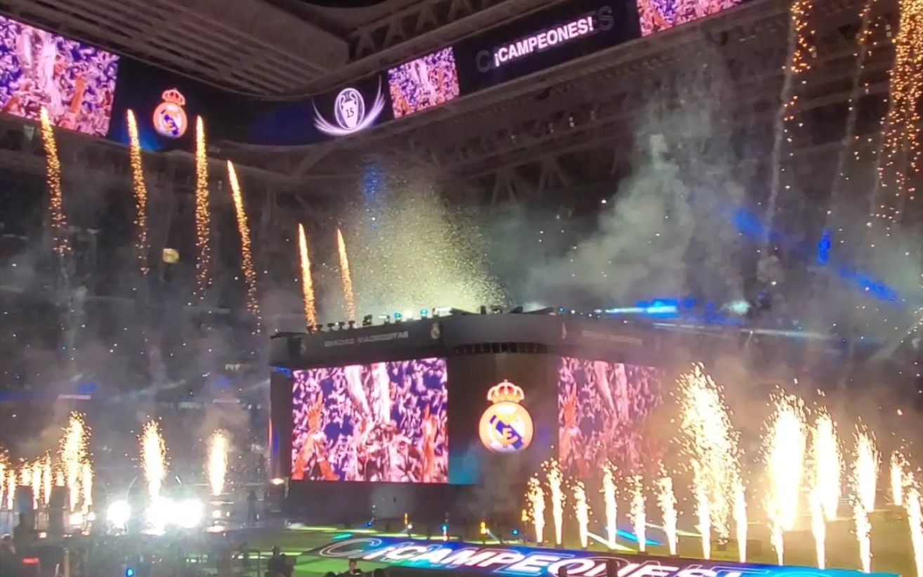 皇马欧冠15冠伯纳乌庆典球员入场仪式&烟花秀 球迷致敬克罗斯&齐呼