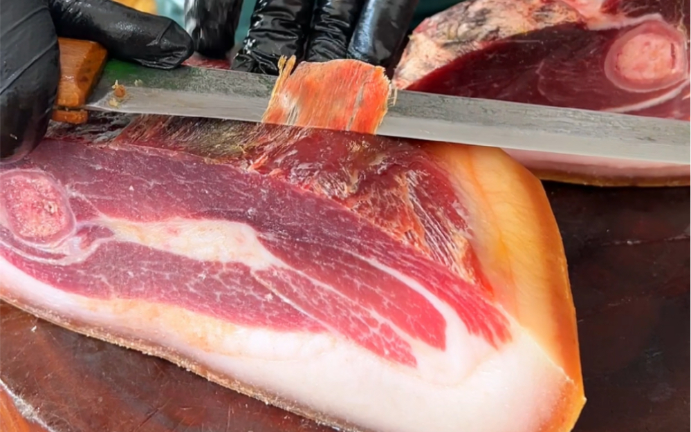 难得的黑毛猪火腿,不愧是火腿中拔尖货,切开后奶香味十足