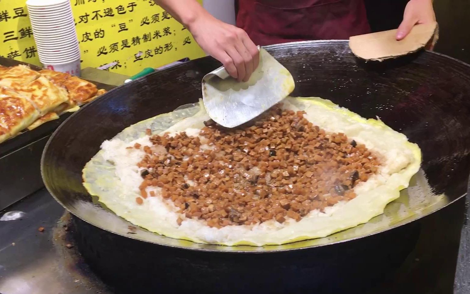 实拍武汉名小吃“三鲜豆皮”做法,10元一份,湖北早餐界的第二把交椅哔哩哔哩bilibili