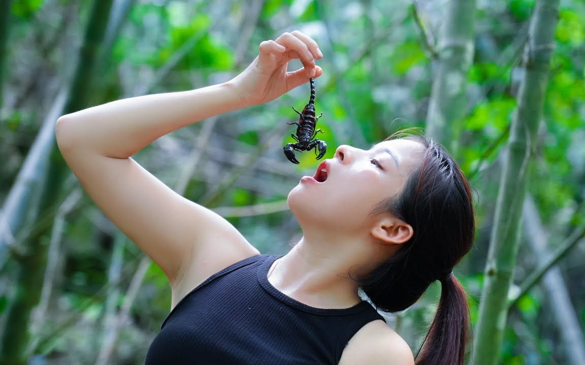 阿妹在野外沐浴,顺便抓了蝎子做美食,真的没人敢吃