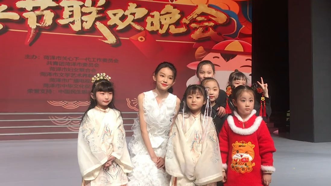 宋小睿参加2021年菏泽市牡丹区少年儿童春节联欢晚会,会后与小朋友