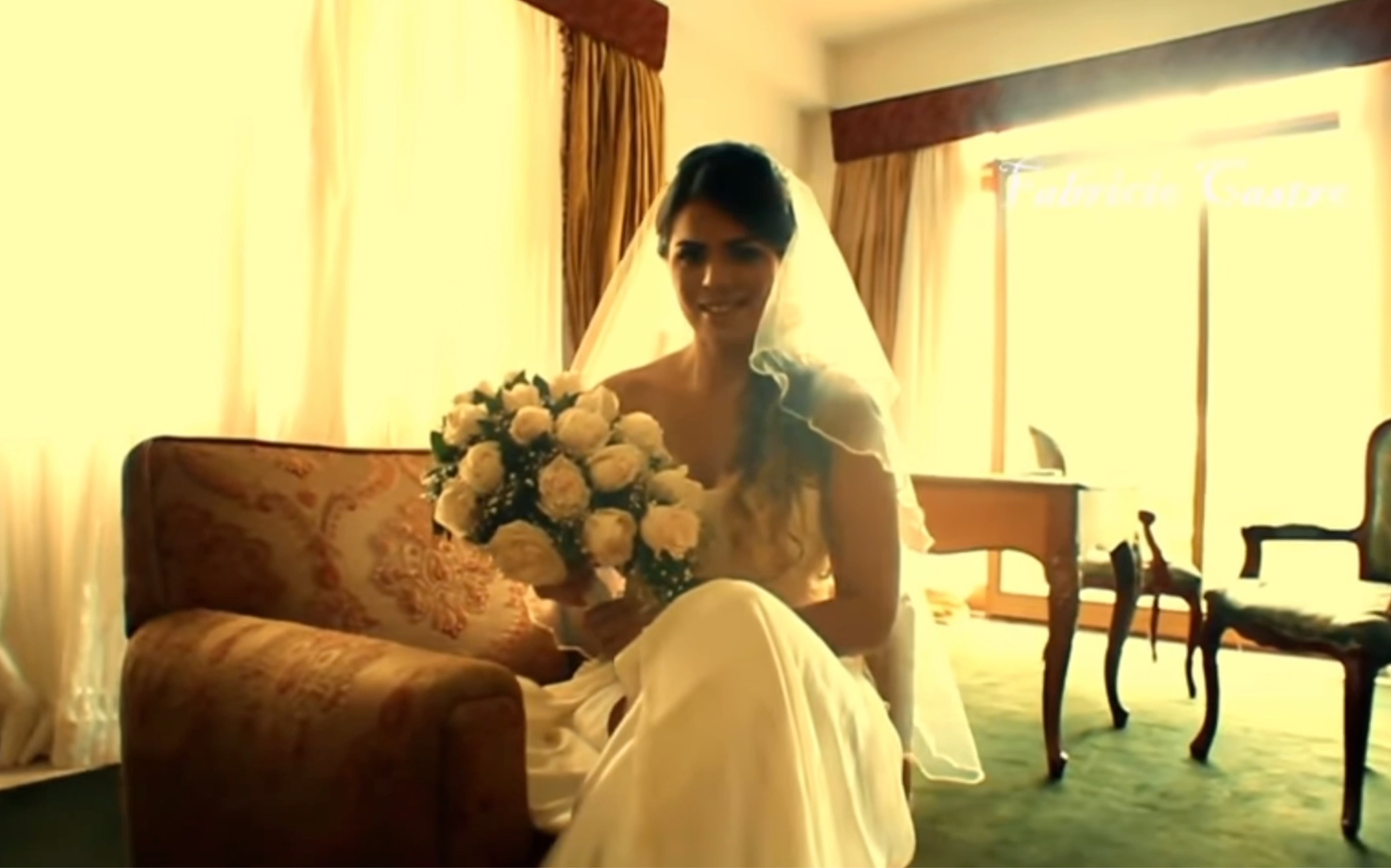 男孩子穿上婚纱也很好看哦