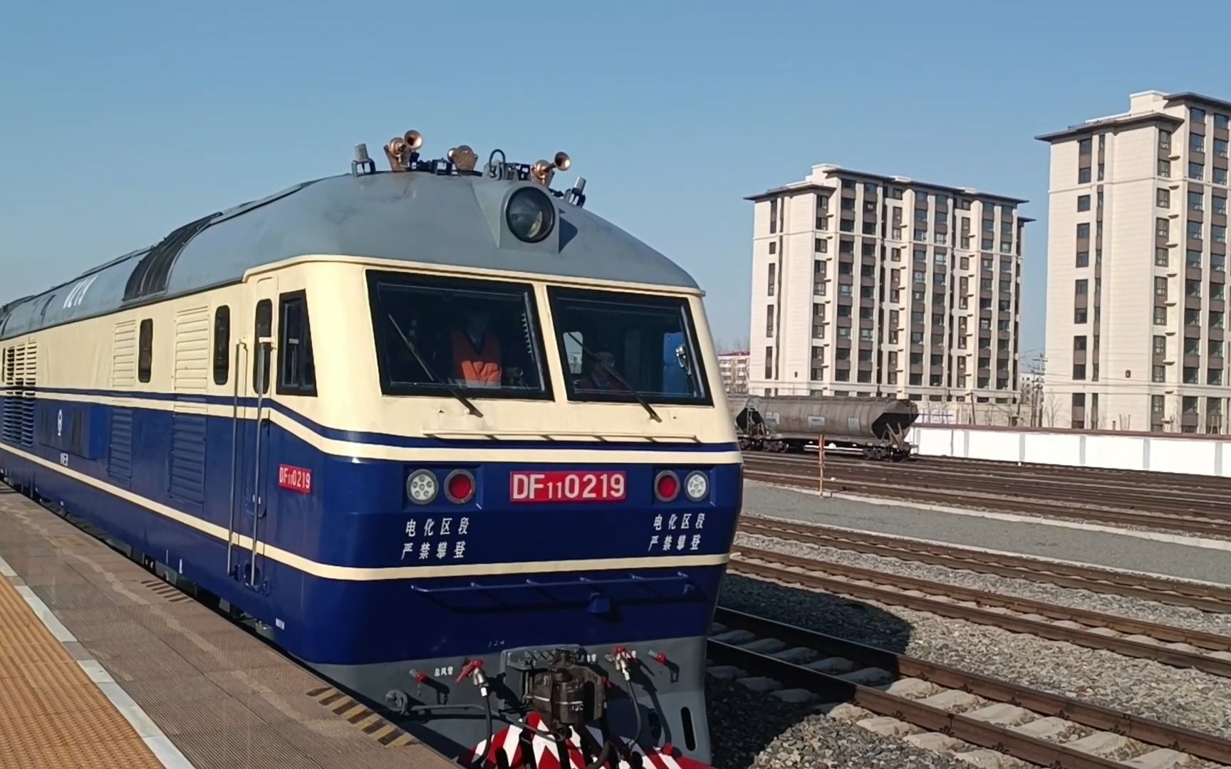 哈局三段df11-0219牵引k382(北京-齐齐哈尔)驶入富裕站