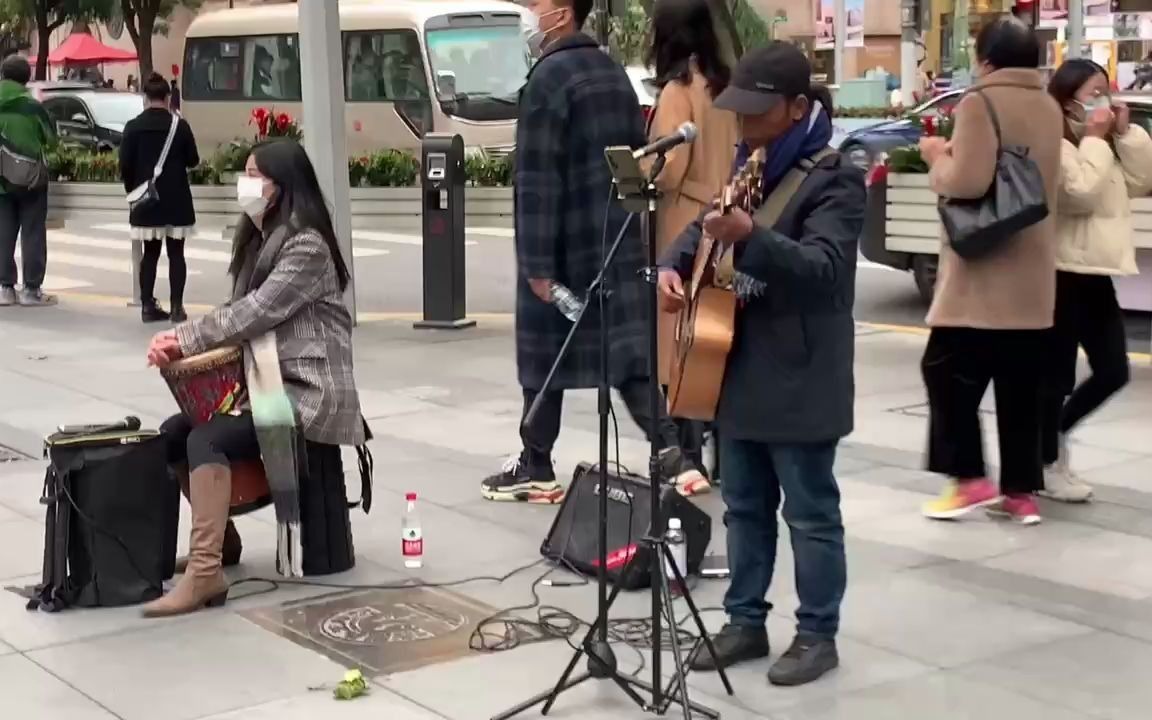 [图]怀旧老歌《我祈祷》欣赏；上海和风部落街头著名音乐人@黑子吉他弹唱优美动听！