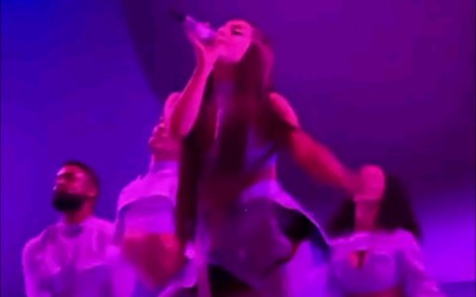 [图]【粉丝视角】：是【Ariana Grande】演唱会的嗨爆全场合集没错了