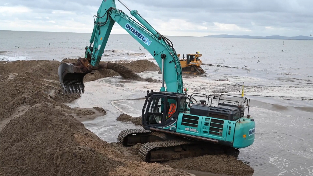 神钢sk500挖掘机海滩施工