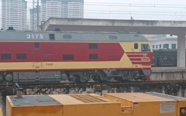 宁局邕段df4dk 3715单机快速通过贵港站