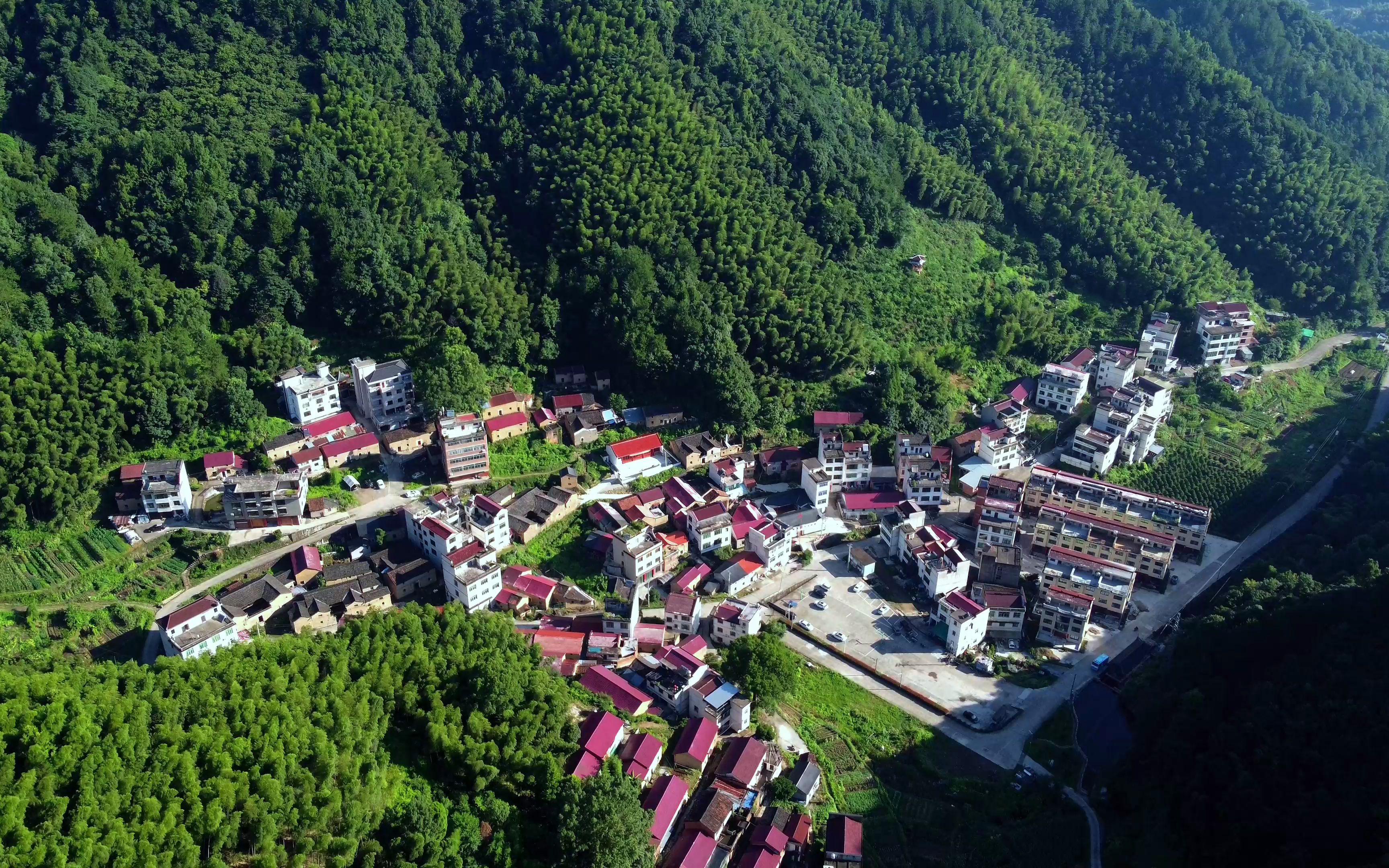 航拍浙江大山深处里的村庄风景犹如世外桃源般的隐匿在大山深处