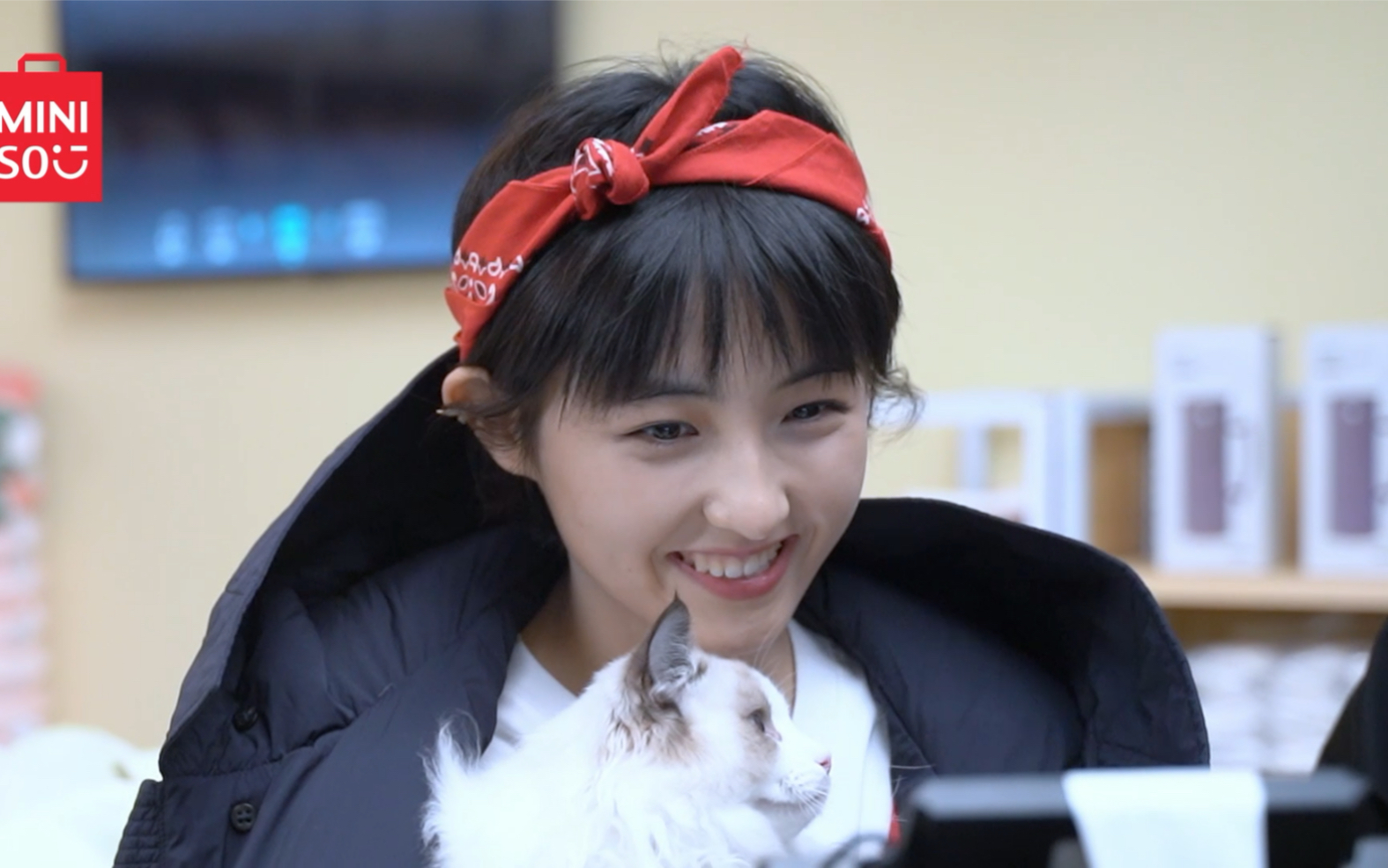 【名创优品·情绪管理局花絮】快来康康我们认真营业的小可爱张子枫吧