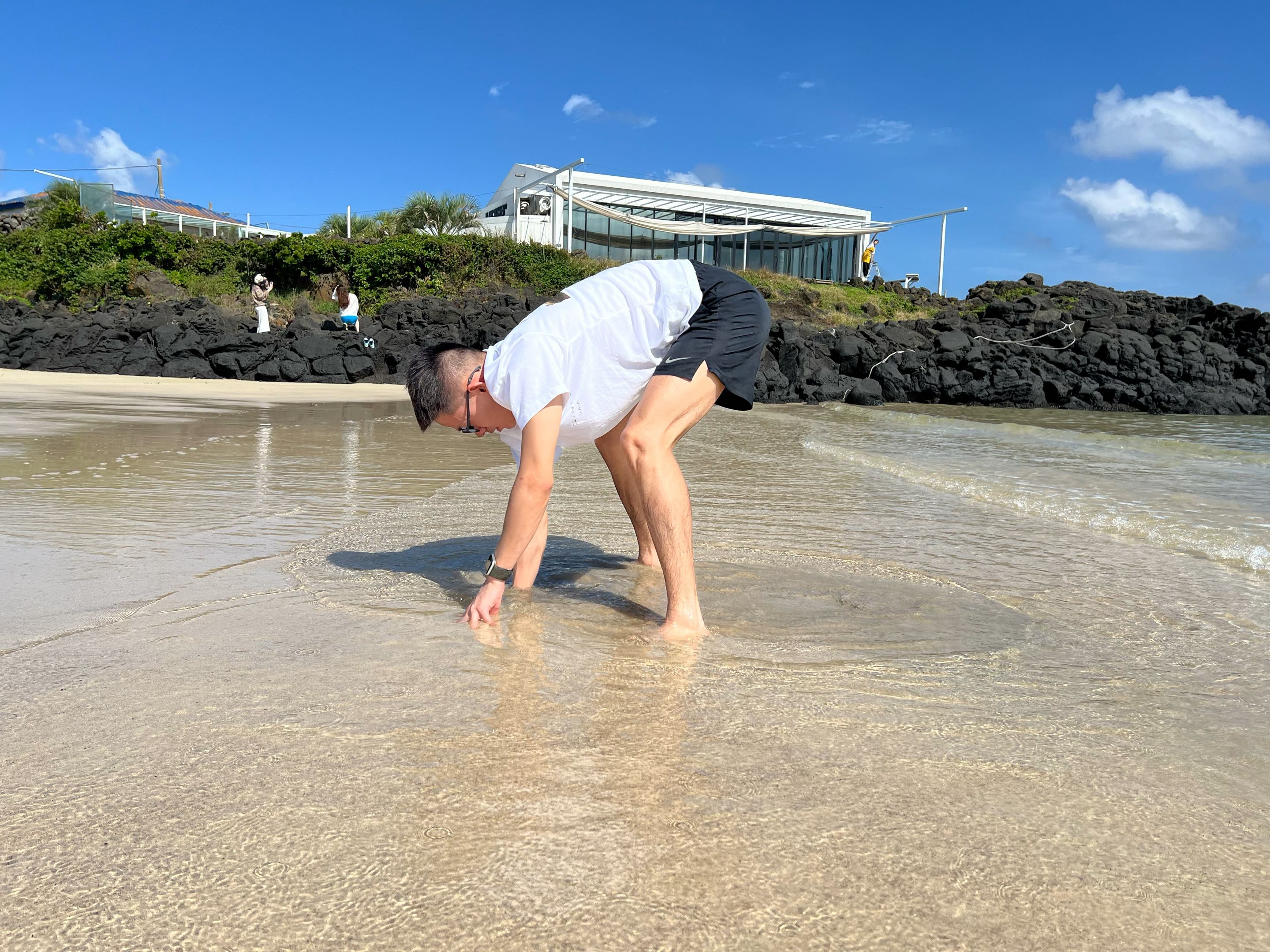 薄肌男孩在海边