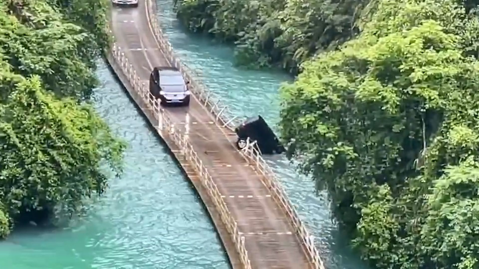 湖北宣恩通报“网红浮桥车落水”:5人死亡,景区已暂停营业哔哩哔哩bilibili