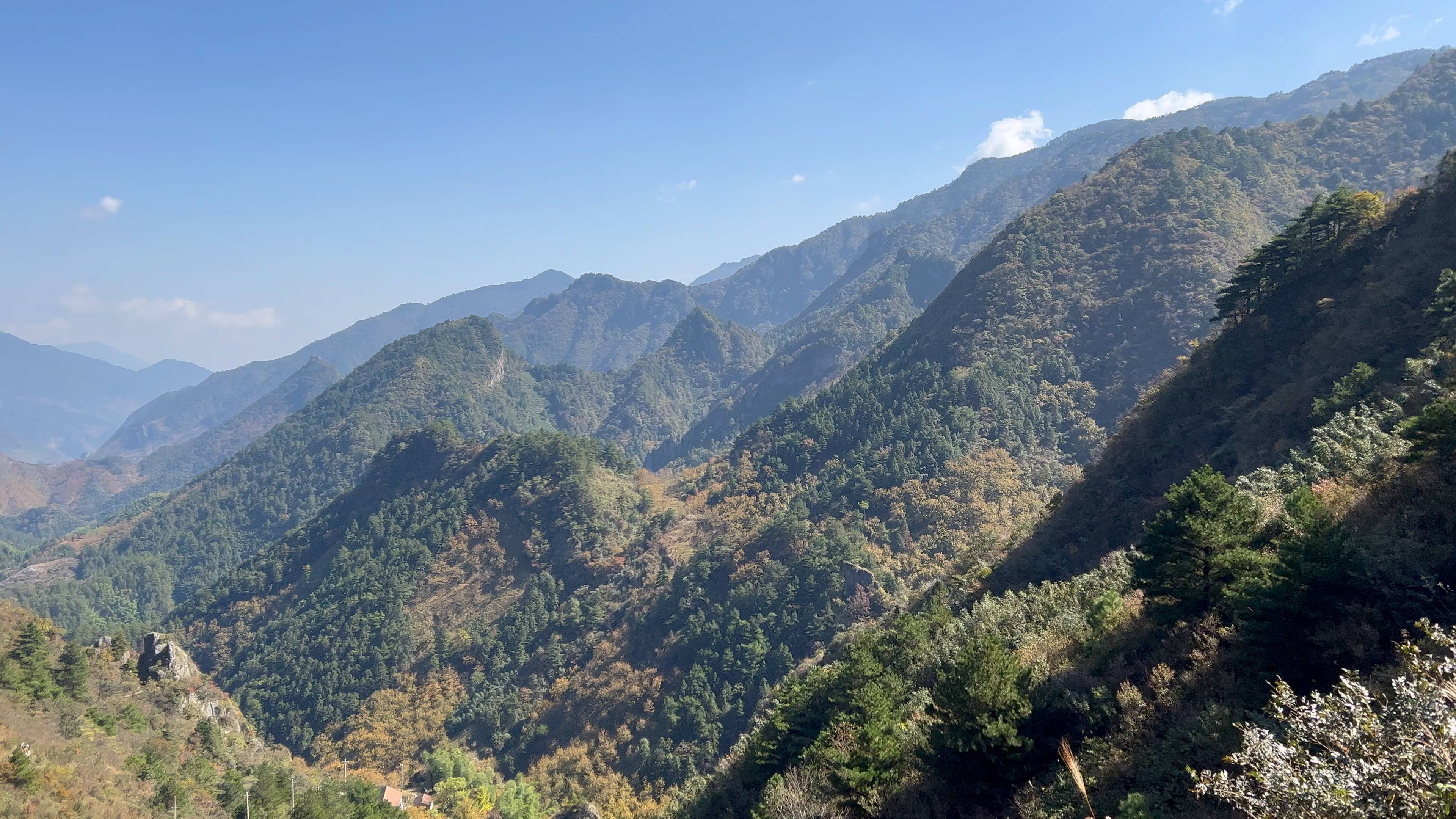 杜比视界徽杭古道最高点蓝天凹天很蓝